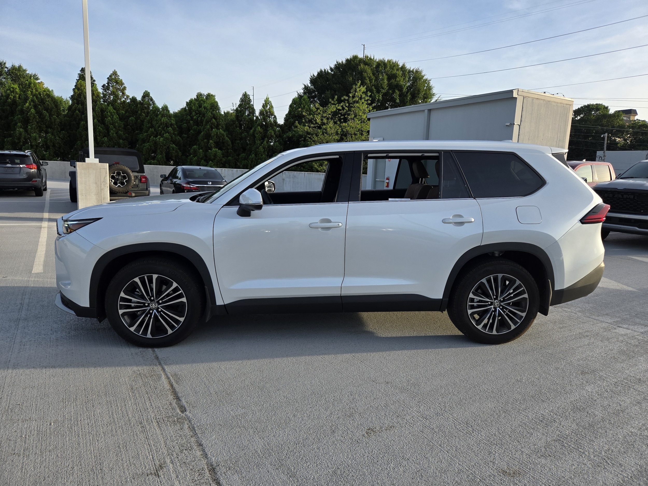 toyota grand highlander 2026 5TDADAB50TS039695 image toyota grand highlander 2026 5TDADAB50TS039695 image